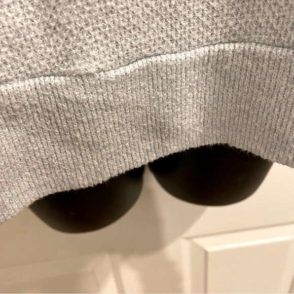 THE VANITY ROOM Knit V-Neck Top Puffed Shoulders 3/4 Sleeves Light Pale Gray - Picture 7 of 9